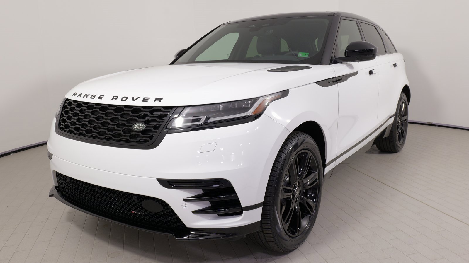 Used 2023 Land Rover Range Rover Velar R-Dynamic S image 4