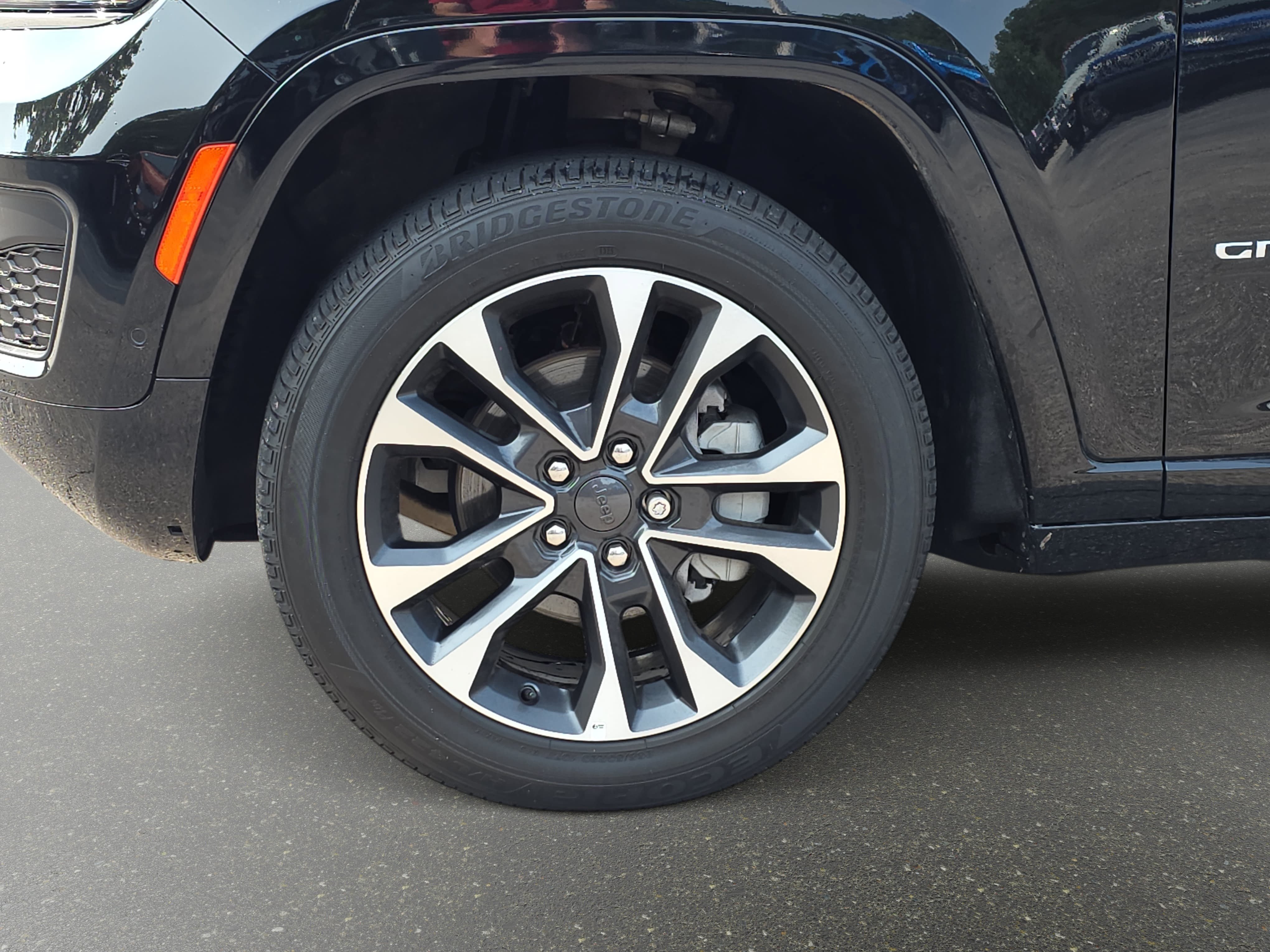 Certified 2025 Jeep Grand Cherokee Overland w/ Trailer Tow Package AWD/4WD image 30