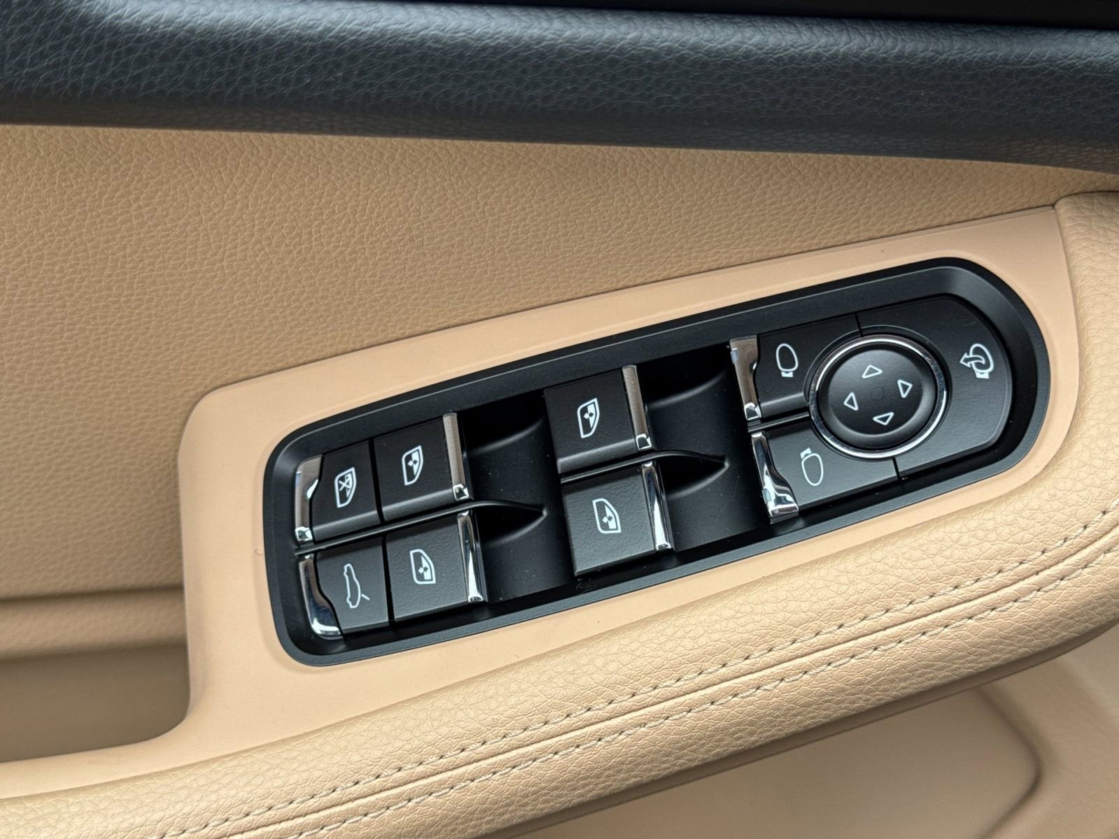 Certified 2025 Porsche Macan image 13