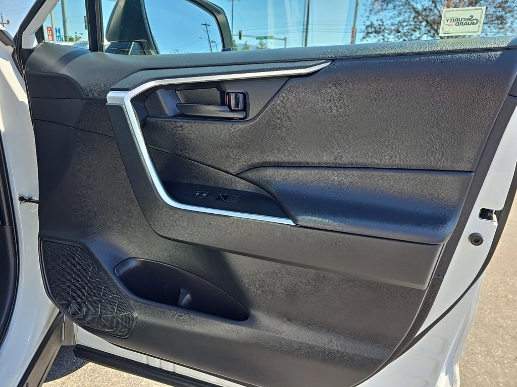 Used 2022 Toyota RAV4 LE image 9