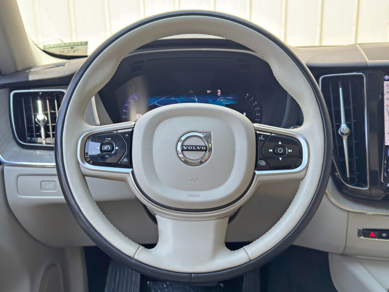 Used 2023 Volvo XC60 B5 Plus AWD/4WD image 19