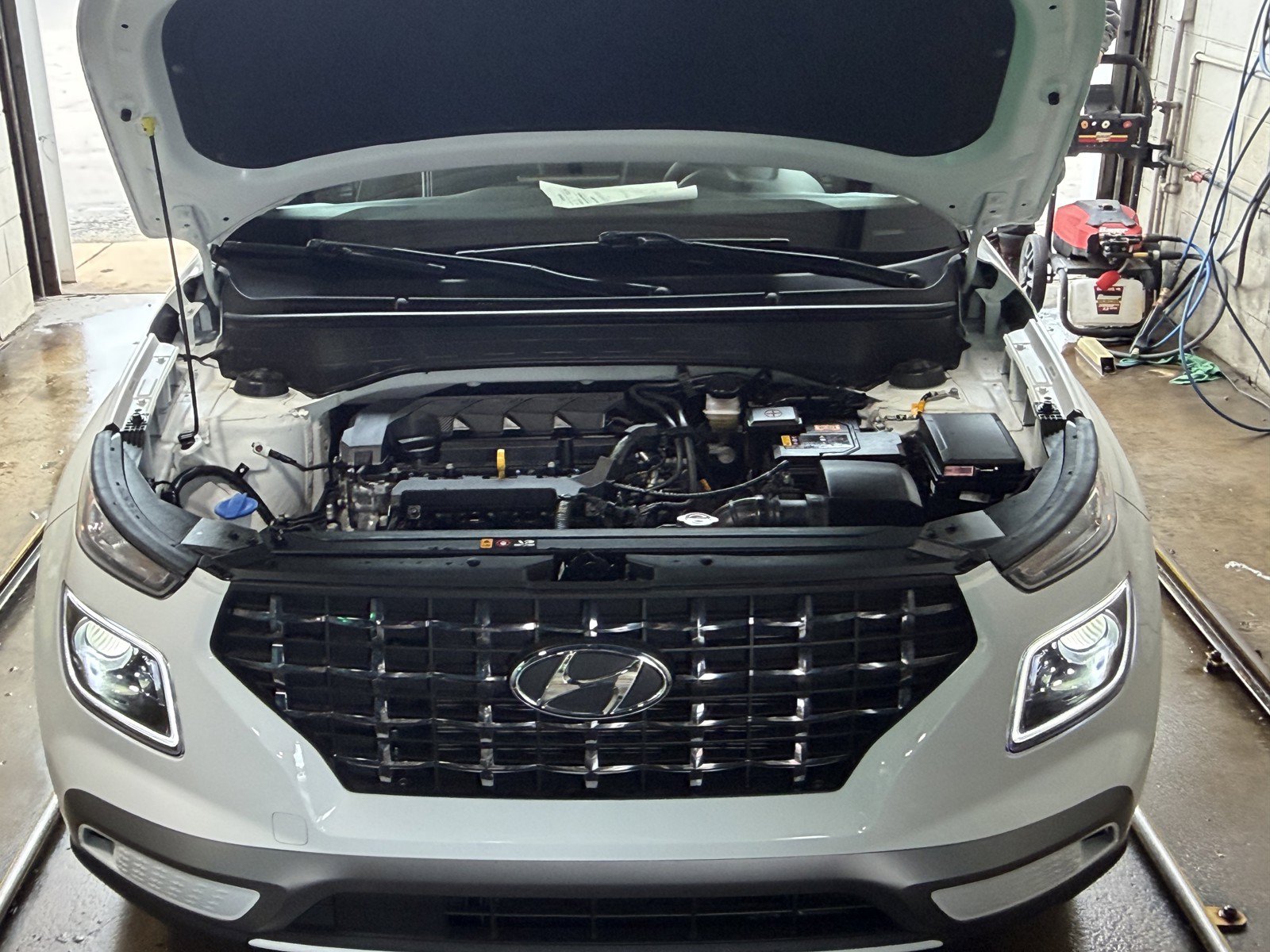Used 2025 Hyundai Venue Limited FWD image 37