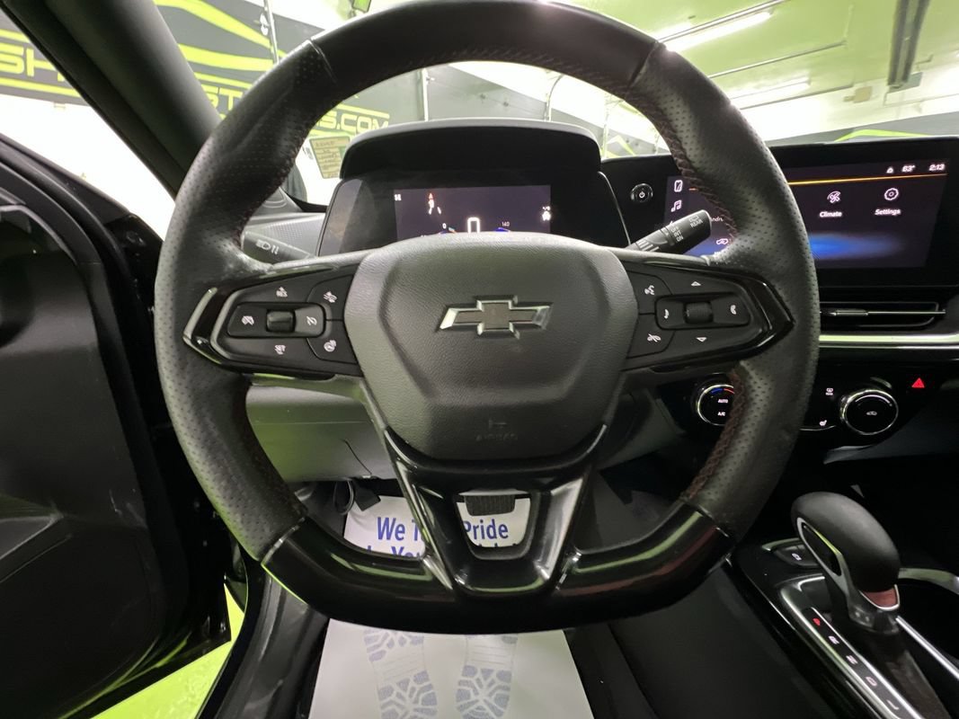 Used 2024 Chevrolet Trax RS w/ Sunroof Package FWD image 19
