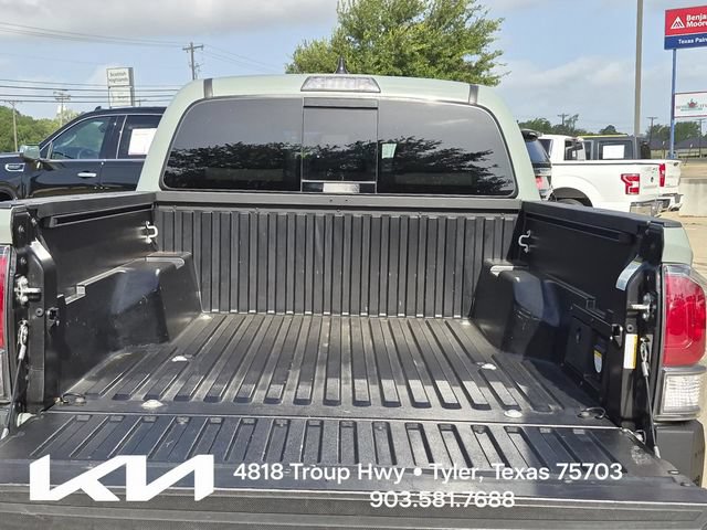 Used 2022 Toyota Tacoma TRD Off-Road AWD/4WD image 11