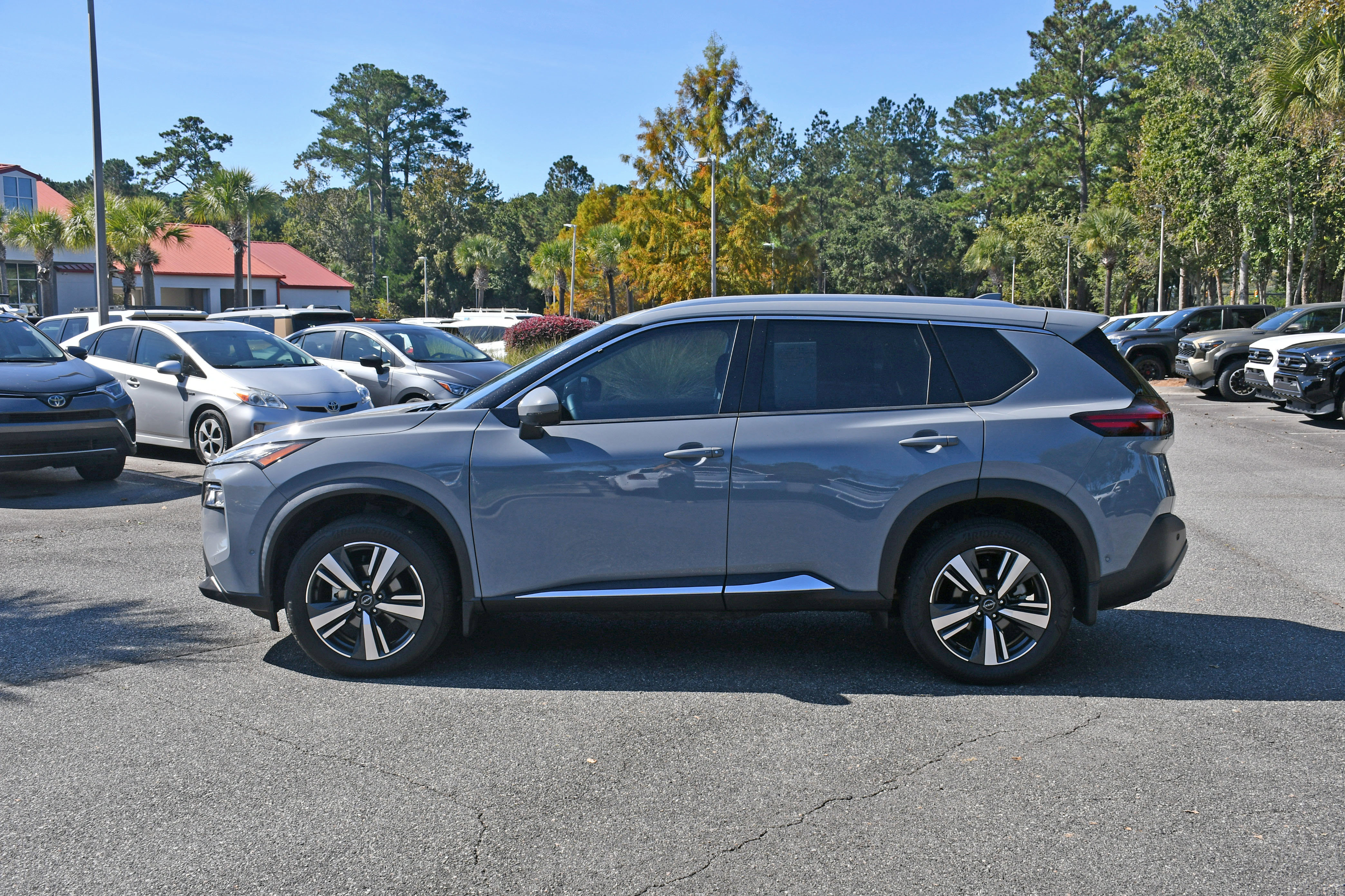Used 2023 Nissan Rogue SL w/ SL Premium Package image 2