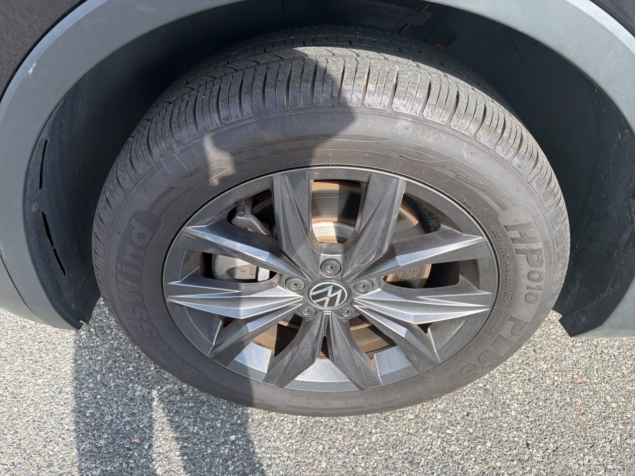 Used 2023 Volkswagen Tiguan SE w/ Panoramic Sunroof Package image 10