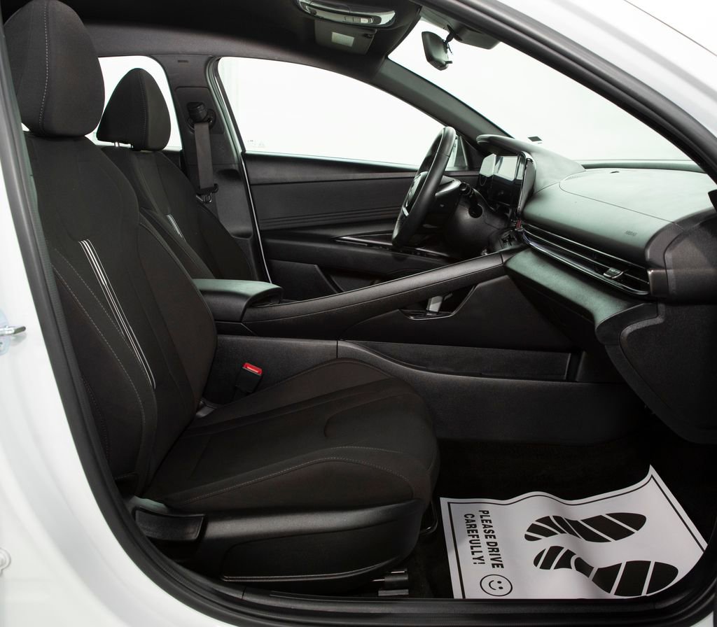 Used 2025 Hyundai Elantra SEL image 16