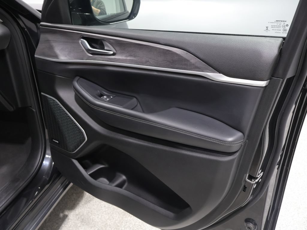 Used 2021 Jeep Grand Cherokee L Limited AWD/4WD image 25