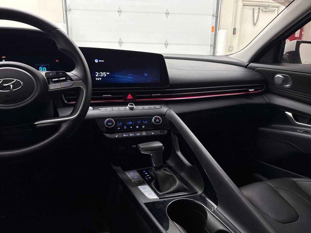 Used 2021 Hyundai Elantra Limited image 16