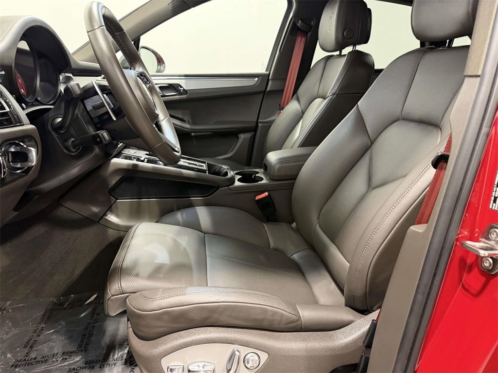 Used 2025 Porsche Macan image 14