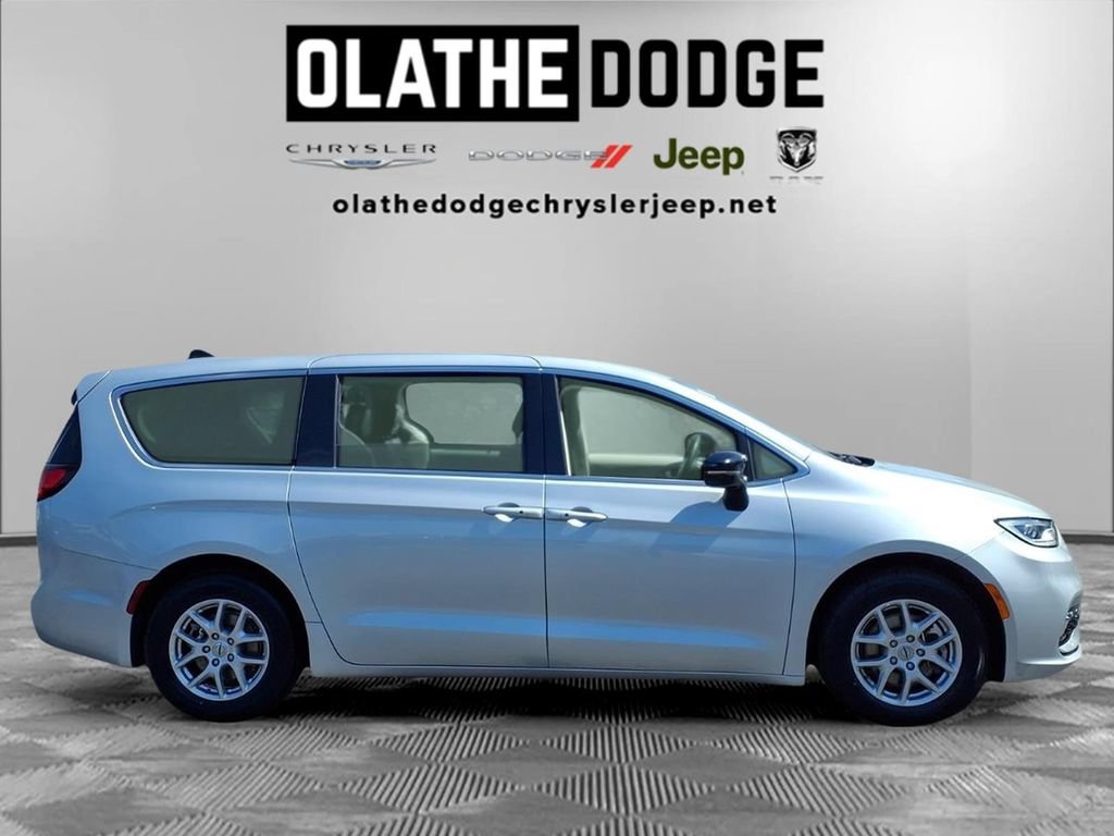 Used 2024 Chrysler Pacifica Touring-L FWD image 30
