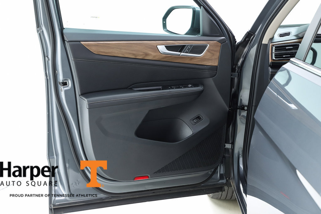 Used 2025 Volkswagen Atlas SE w/ Panoramic Sunroof Package FWD image 18