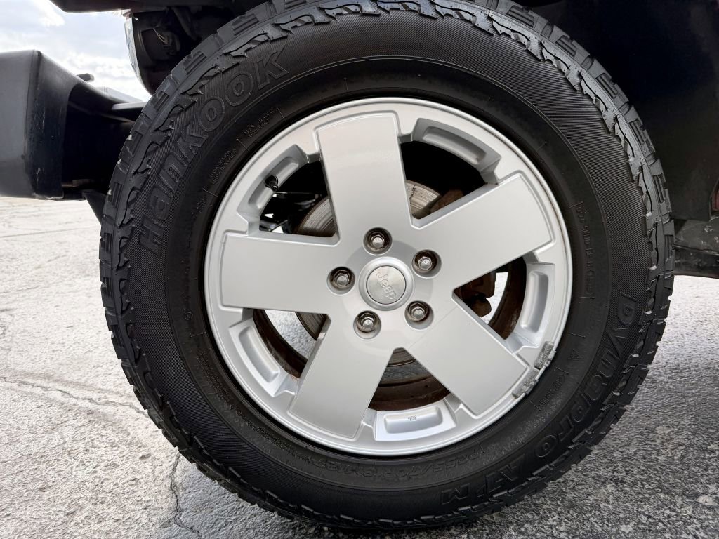 Used 2012 Jeep Wrangler Unlimited Sahara w/ Dual Top Group image 22