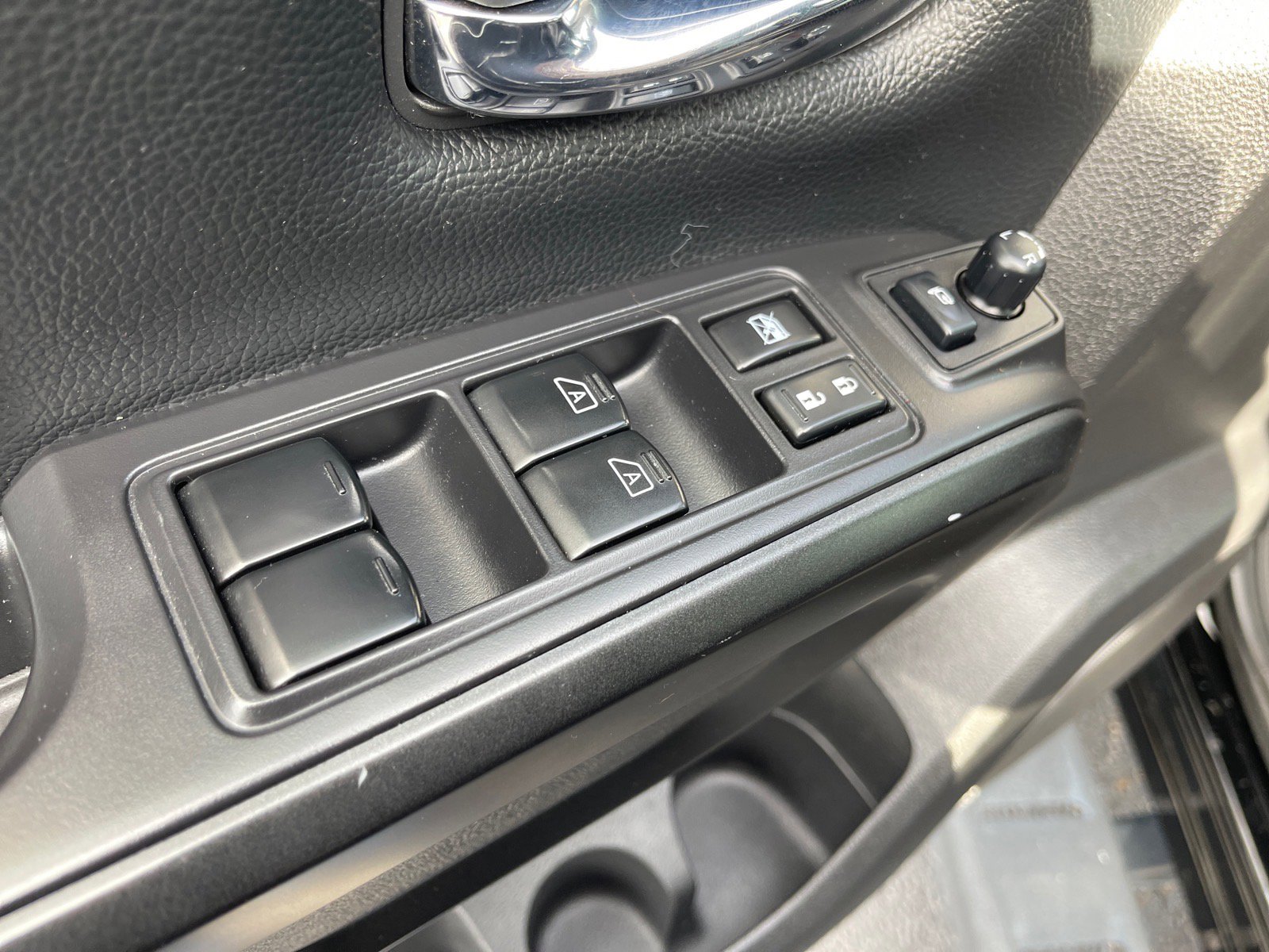 Used 2021 Nissan Titan PRO-4X w/ Pro-4x Convenience Package image 8