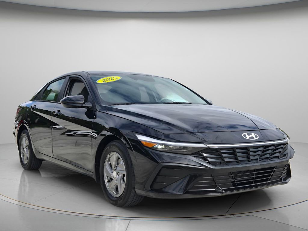 Used 2025 Hyundai Elantra SE FWD image 9