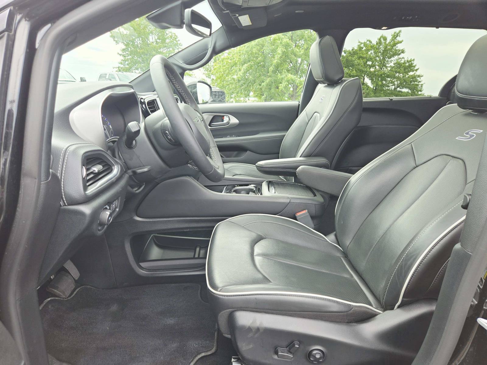 Used 2024 Chrysler Pacifica Limited w/ S Appearance Package FWD image 13