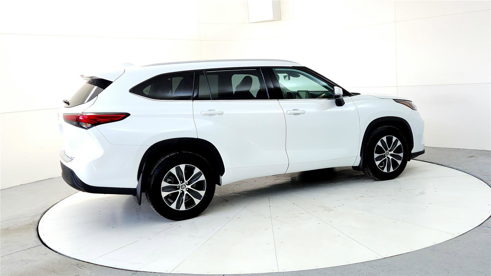 Certified 2022 Toyota Highlander XLE image 6