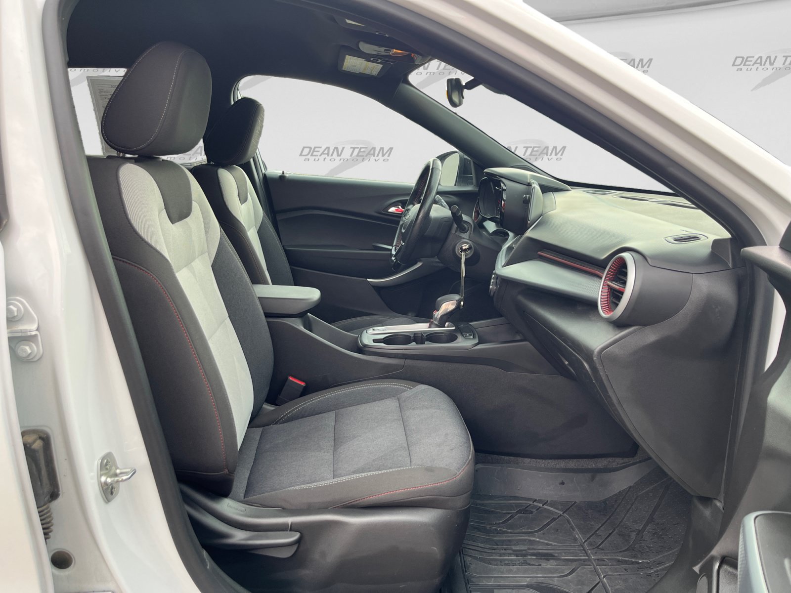Used 2025 Chevrolet Trax RS FWD image 17