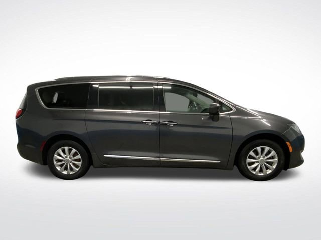Used 2018 Chrysler Pacifica Touring-L image 2