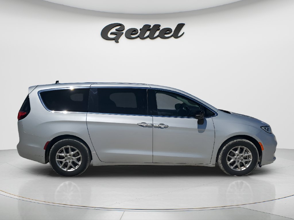 Used 2024 Chrysler Pacifica Touring-L FWD image 4