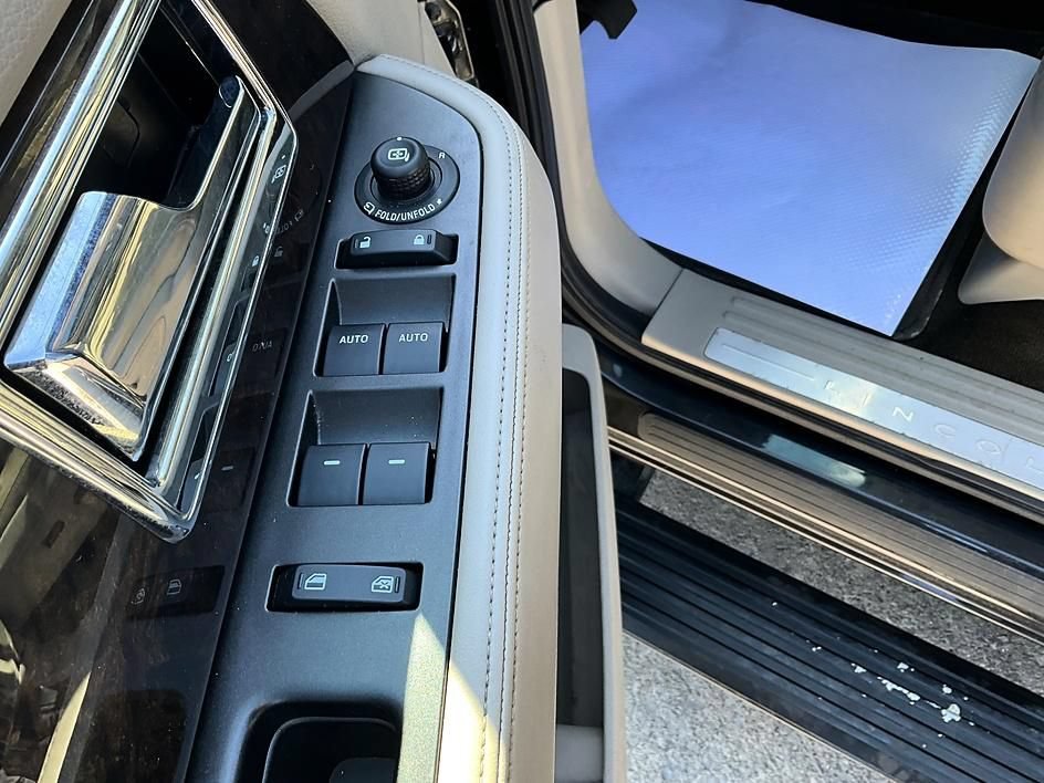 Used 2015 Lincoln Navigator L 4WD image 13