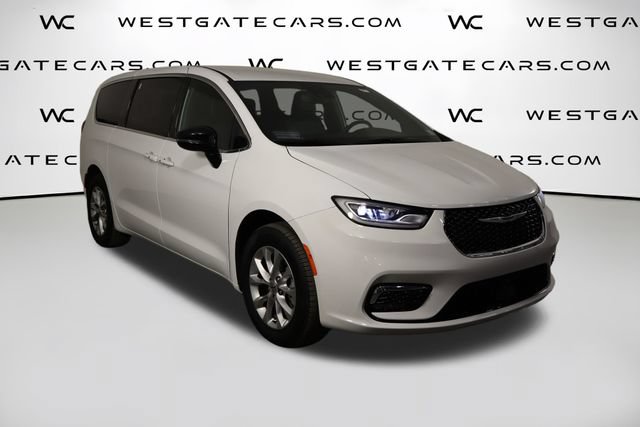 Used 2025 Chrysler Pacifica Select AWD/4WD image 41