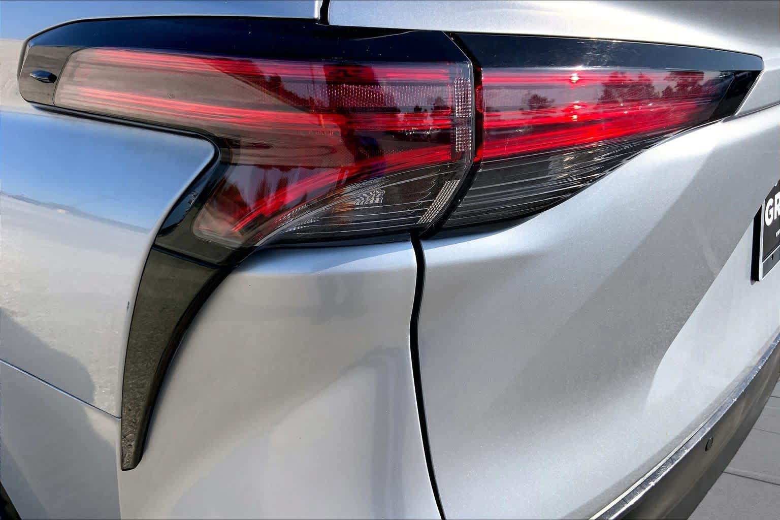 Used 2022 Toyota Sienna XLE FWD image 28