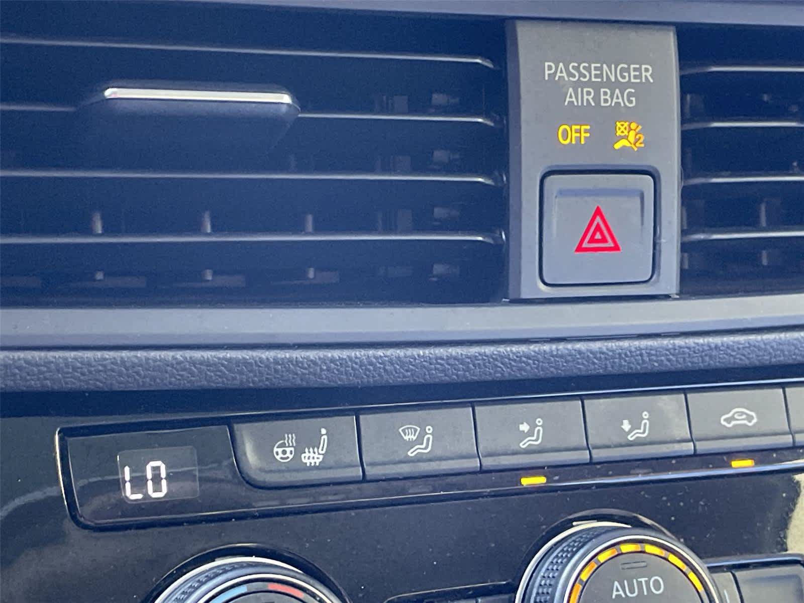 Used 2019 Volkswagen Jetta SEL w/ Cold Weather Package FWD image 18