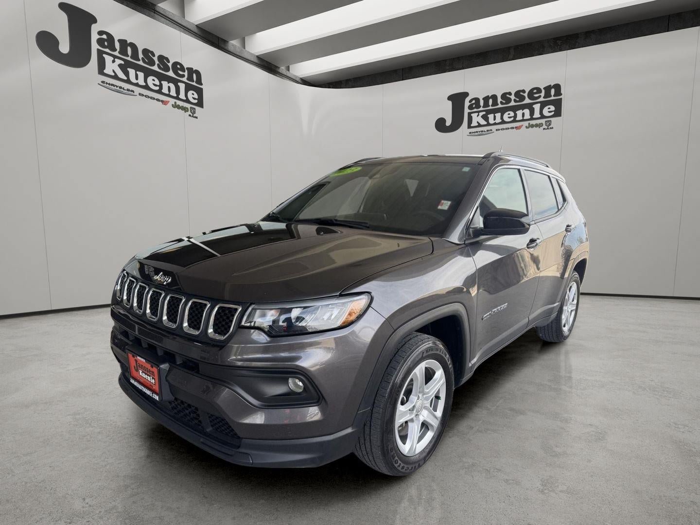 Used 2023 Jeep Compass Latitude w/ Convenience Group AWD/4WD image 5