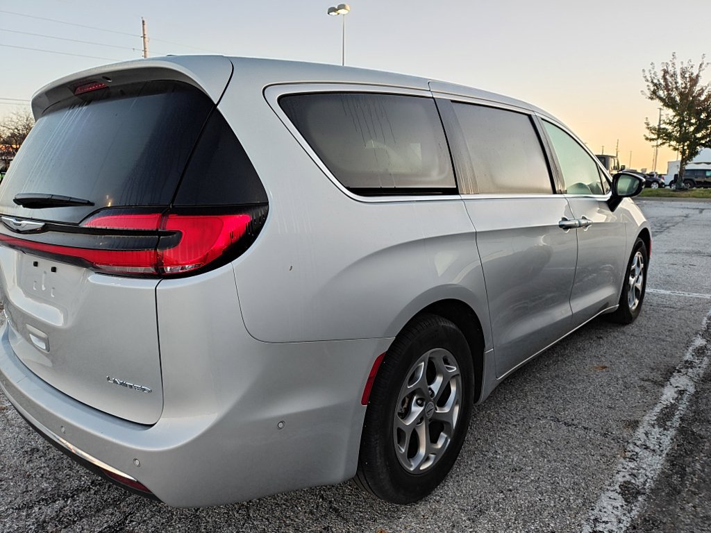 Used 2024 Chrysler Pacifica Limited FWD image 8