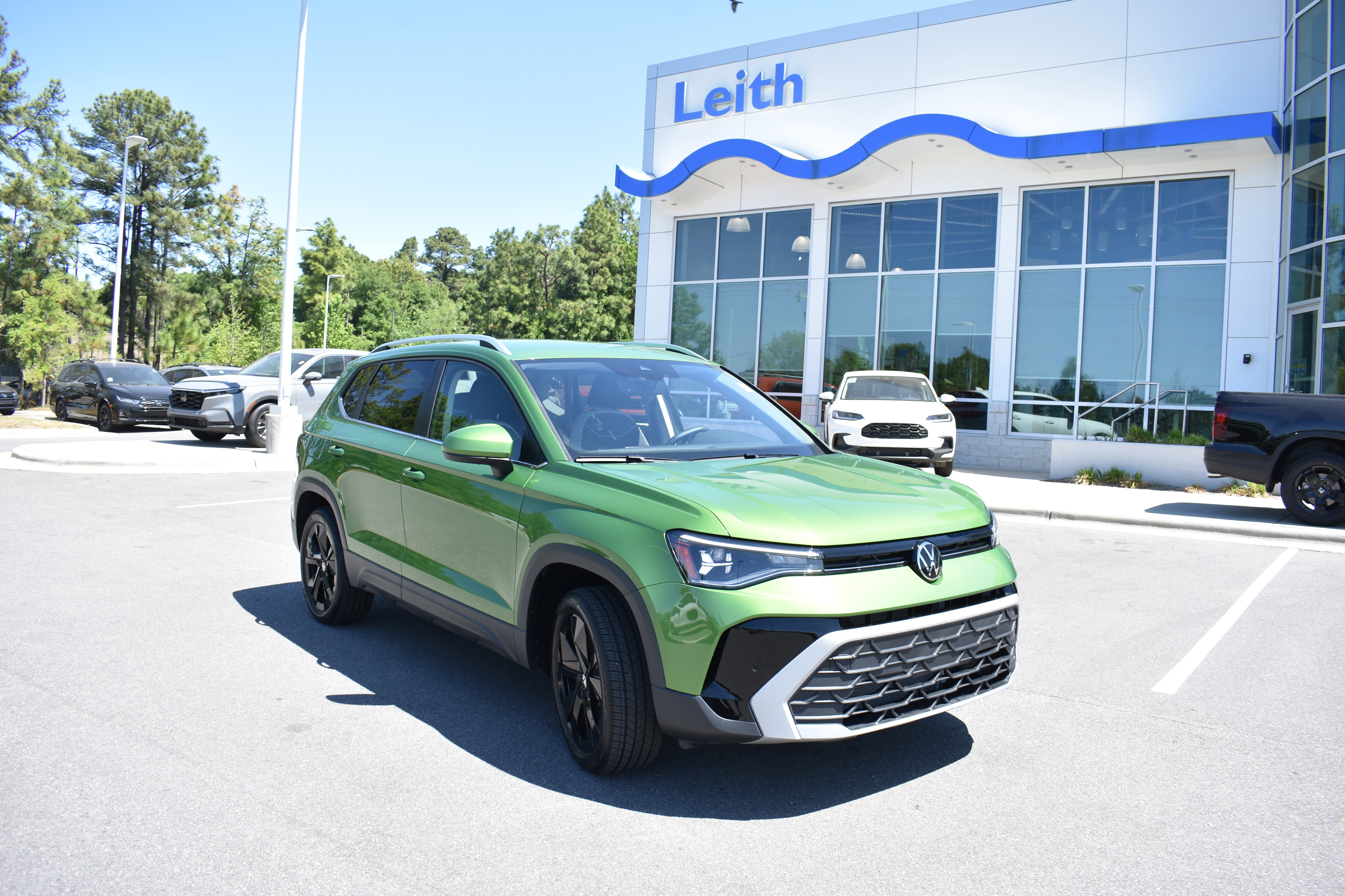 Used 2025 Volkswagen Taos SE image 1