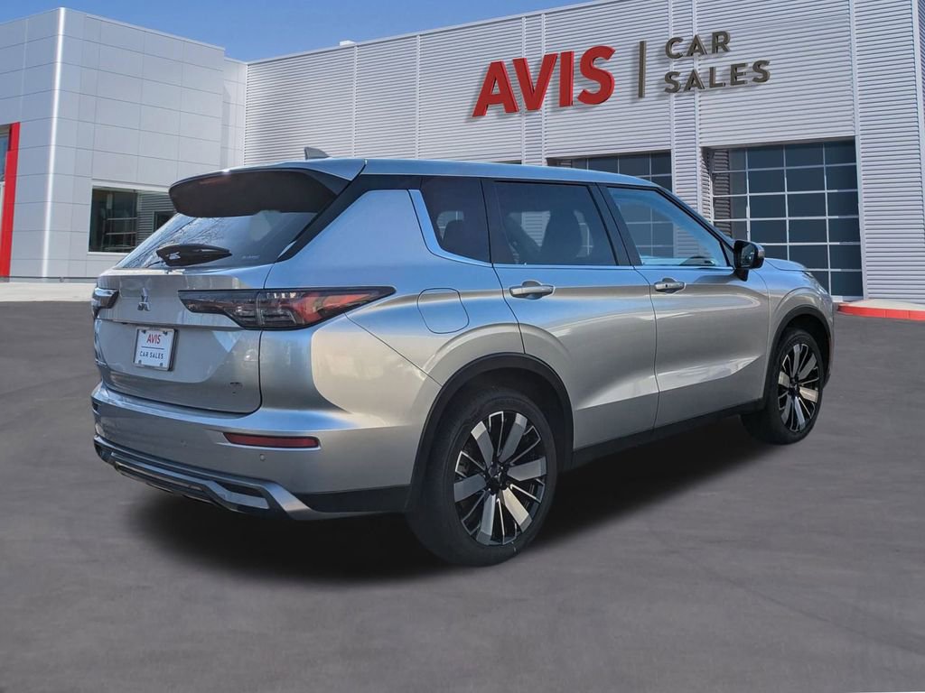 Used 2025 Mitsubishi Outlander SE image 6