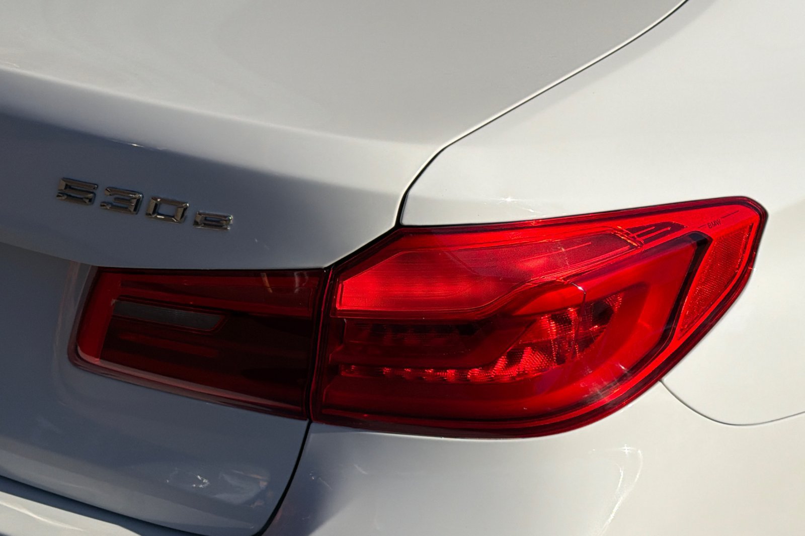 Used 2020 BMW 530e w/ Premium Package RWD image 27