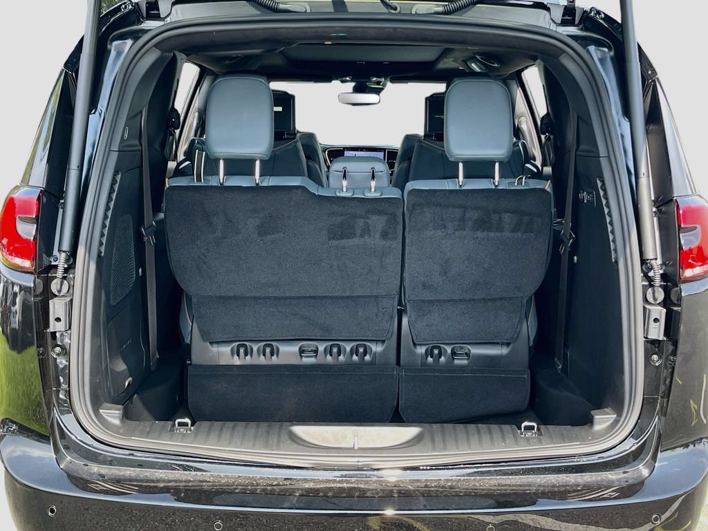 New 2027 Chrysler Pacifica Pinnacle w/ Theater Group FWD image 29