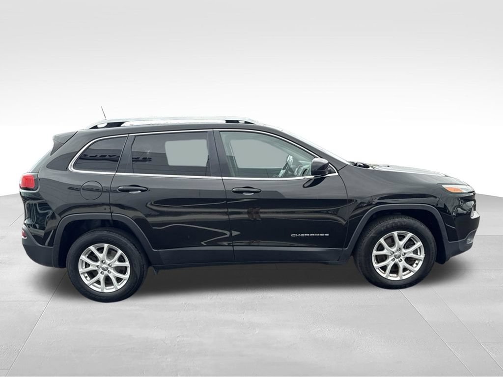 Used 2017 Jeep Cherokee Latitude AWD/4WD image 2