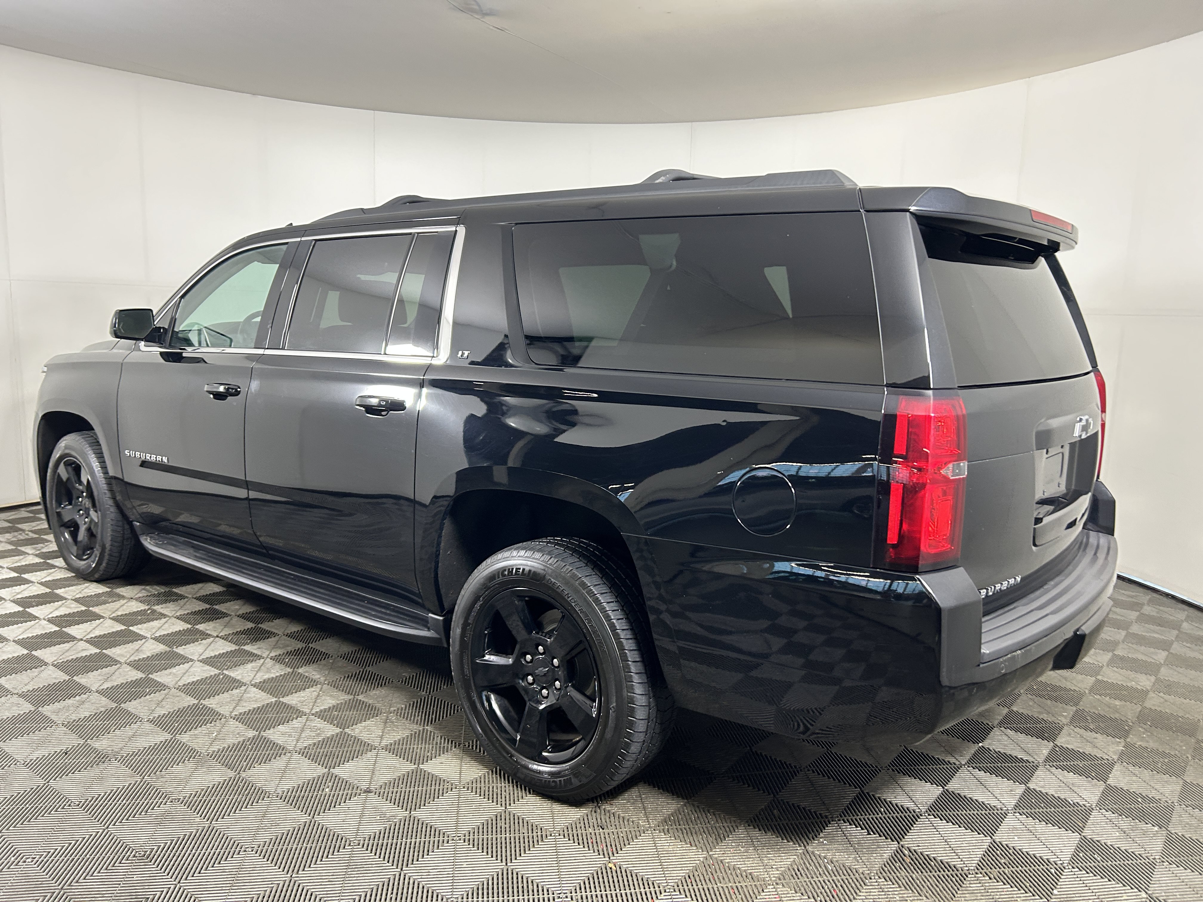 Used 2020 Chevrolet Suburban LT w/ Luxury Package AWD/4WD image 4