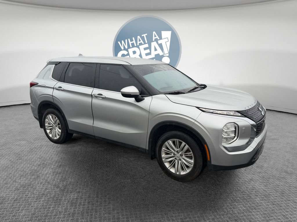 Used 2023 Mitsubishi Outlander ES image 1