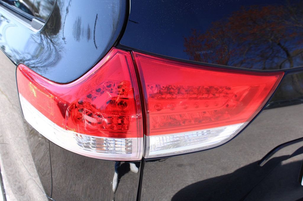 Used 2012 Toyota Sienna XLE image 23