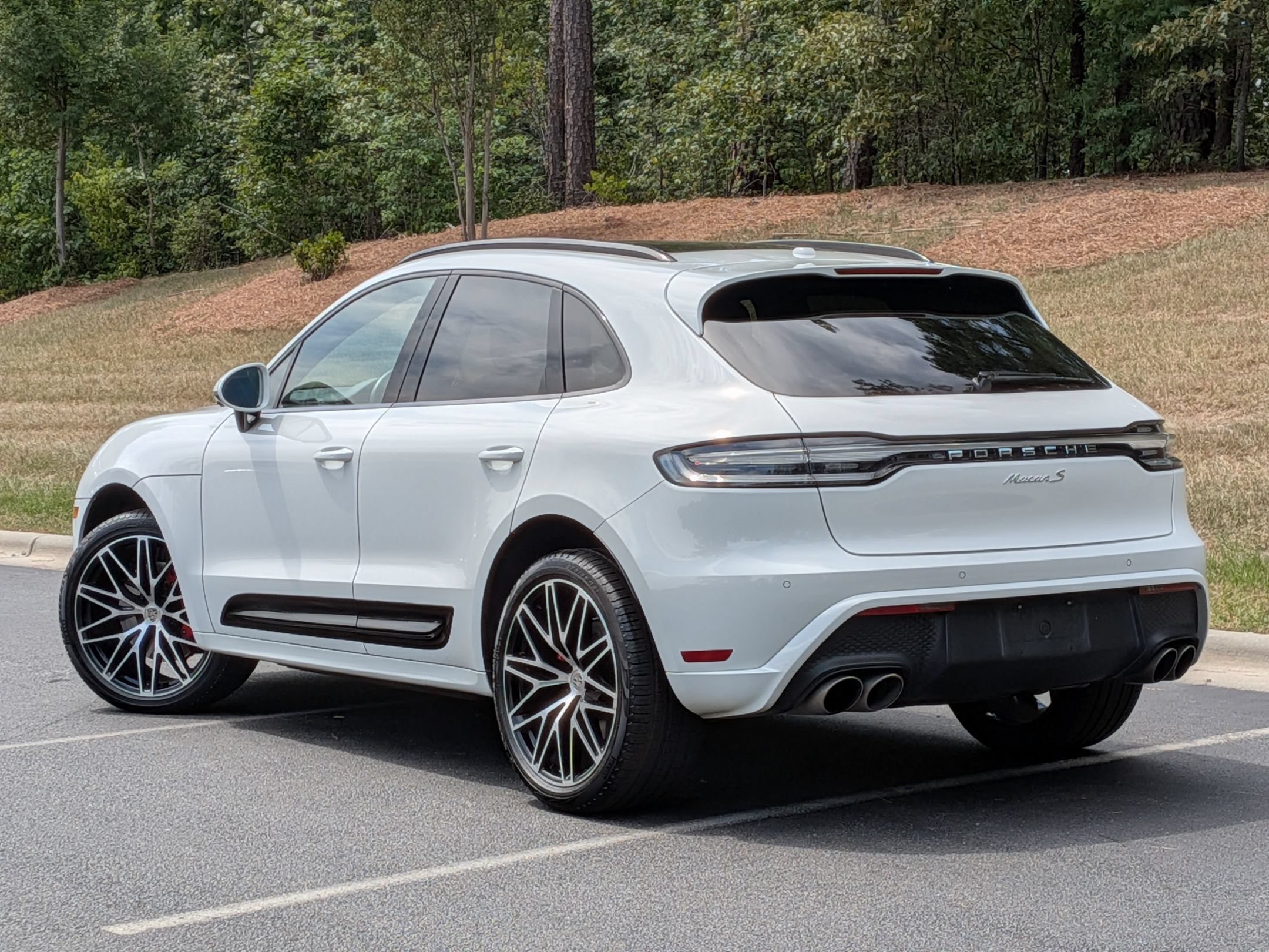 Certified 2024 Porsche Macan S AWD/4WD image 3