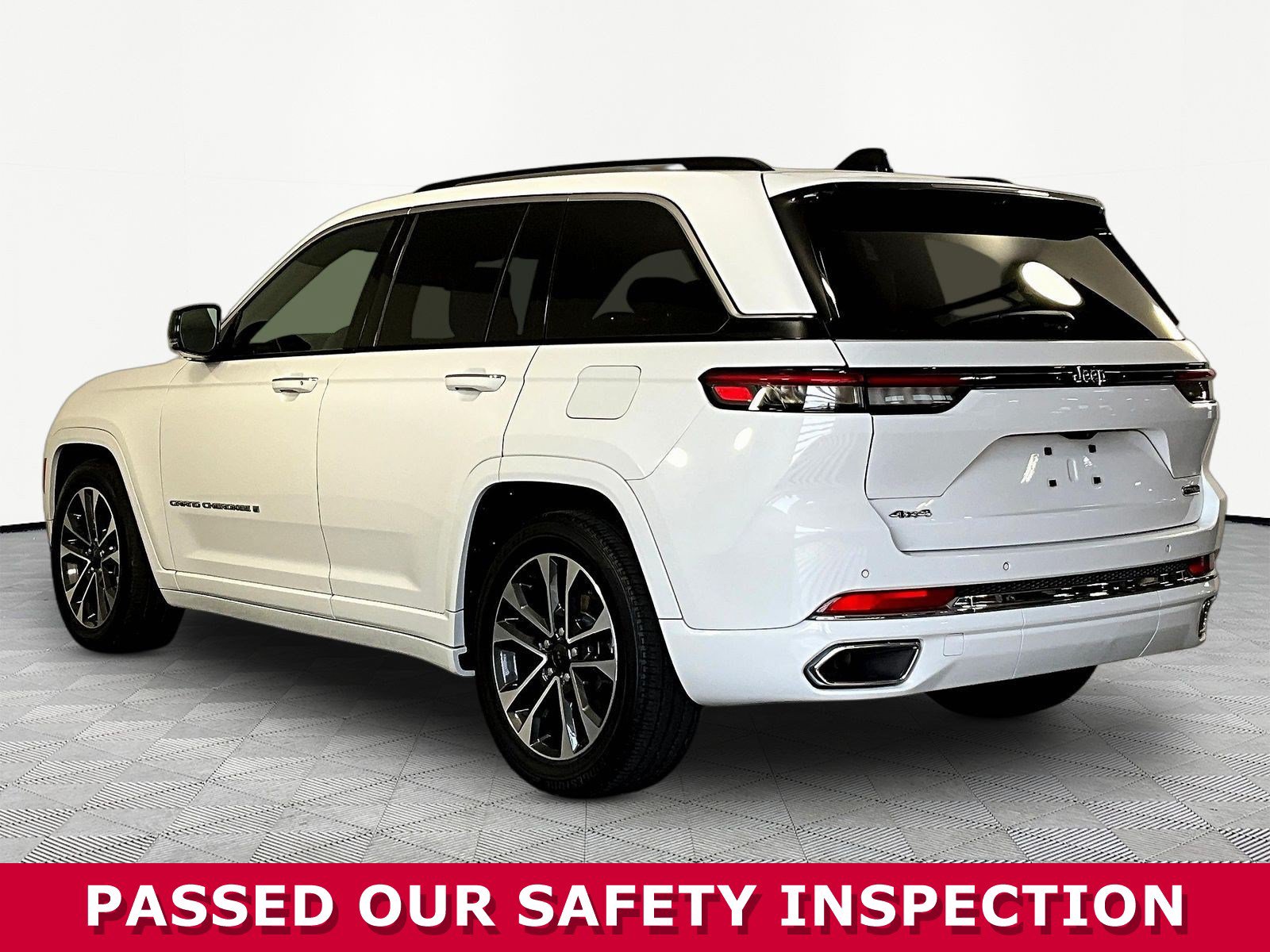 Used 2023 Jeep Grand Cherokee Overland w/ Luxury Tech Group IV AWD/4WD image 4