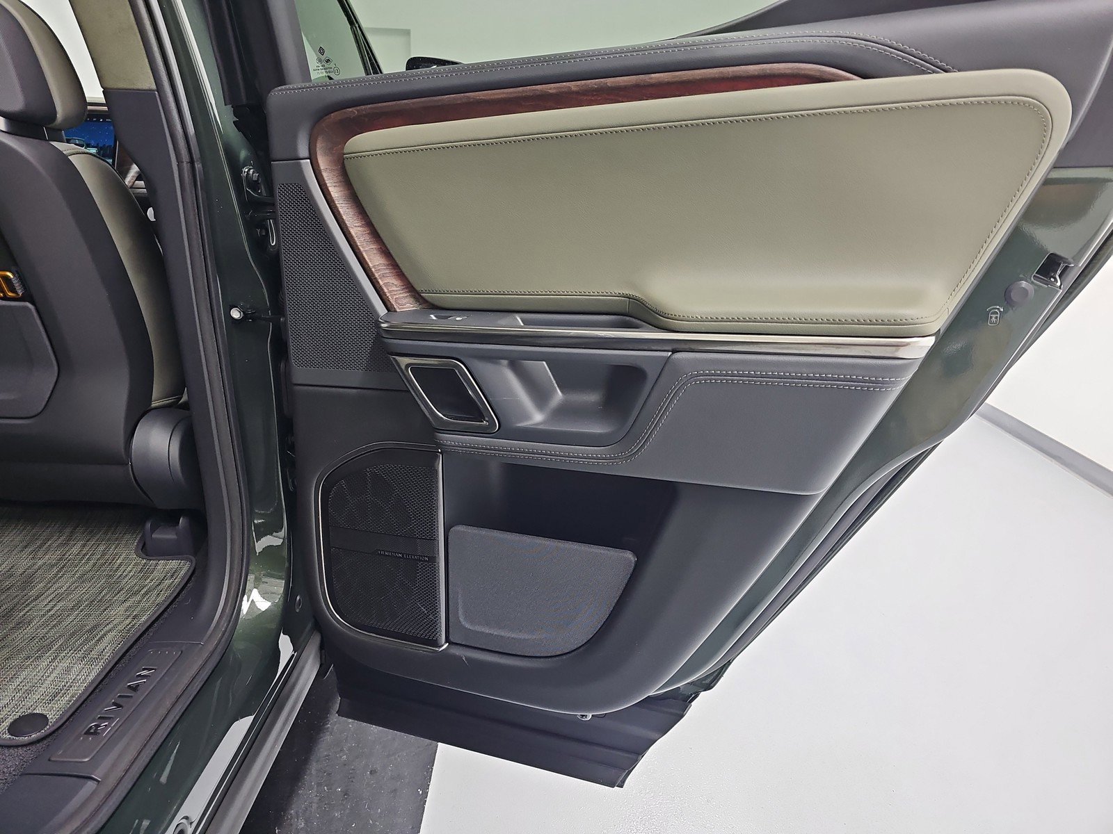 Used 2022 Rivian R1T Adventure AWD/4WD image 19