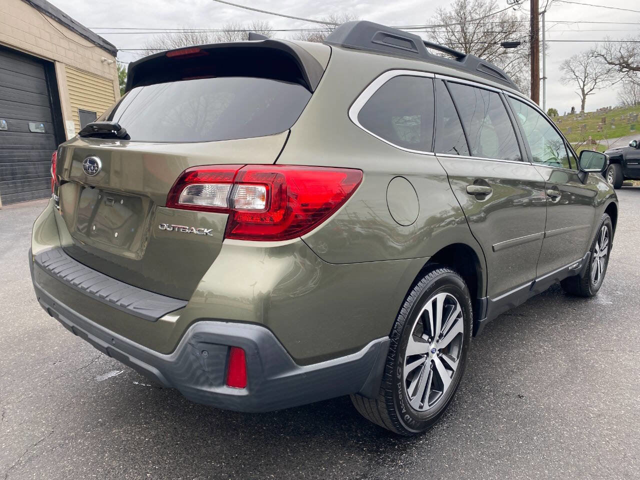 Used 2018 Subaru Outback 2.5i Limited image 3