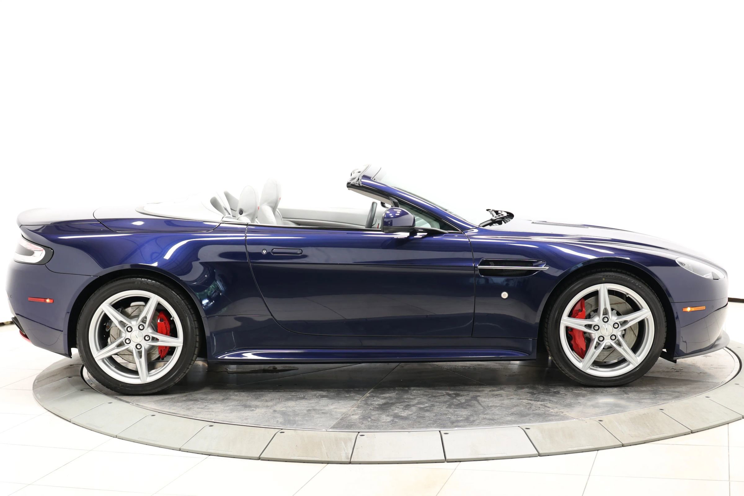 Used 2016 Aston Martin V8 Vantage GT RWD image 54