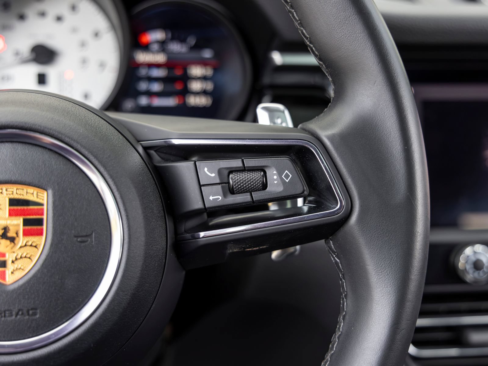 Certified 2023 Porsche Macan AWD/4WD image 36