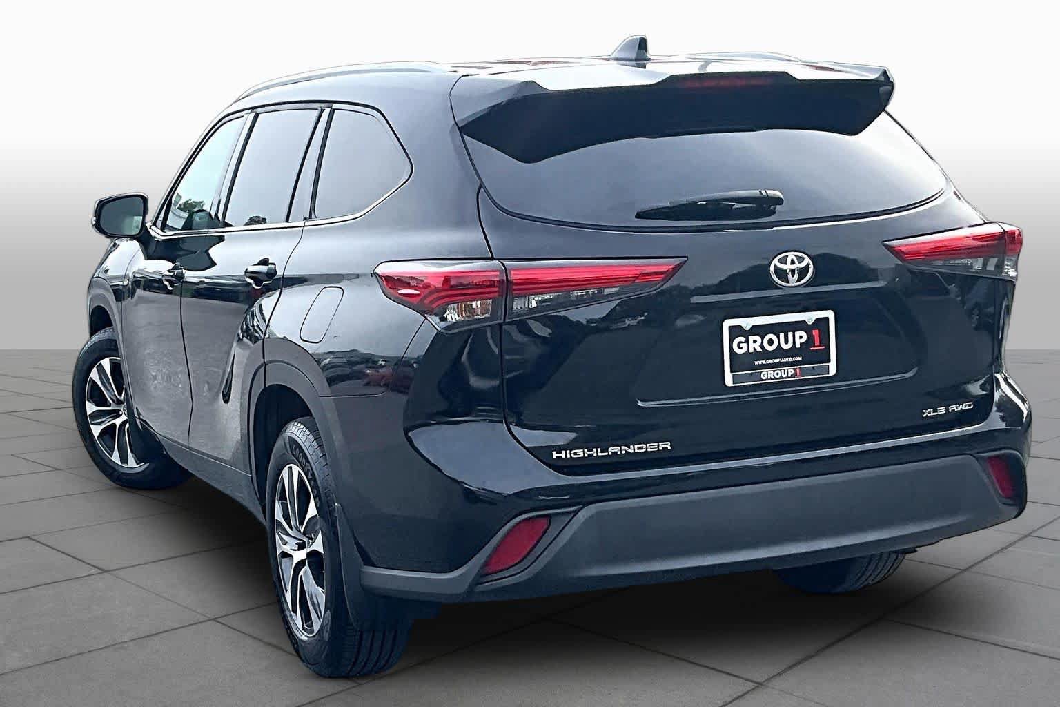 Used 2022 Toyota Highlander XLE AWD/4WD image 12