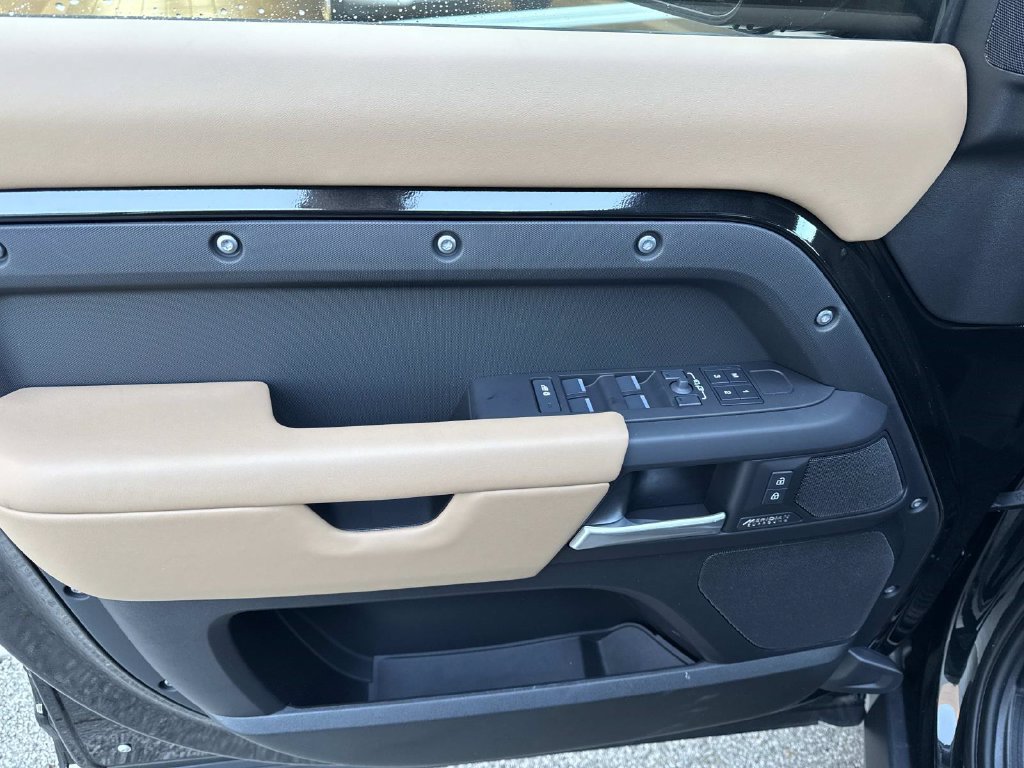 New 2026 Land Rover Defender 110 X-Dynamic SE AWD/4WD image 18