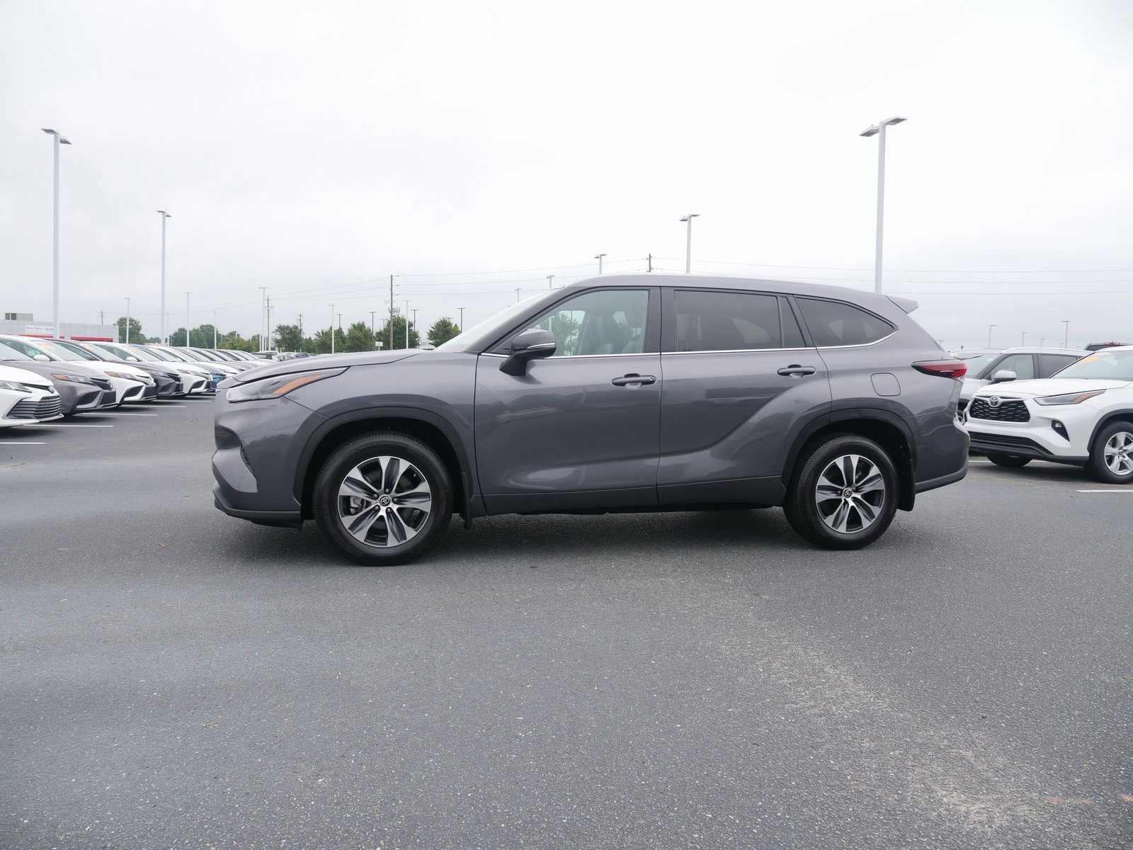 Used 2024 Toyota Highlander XLE image 5