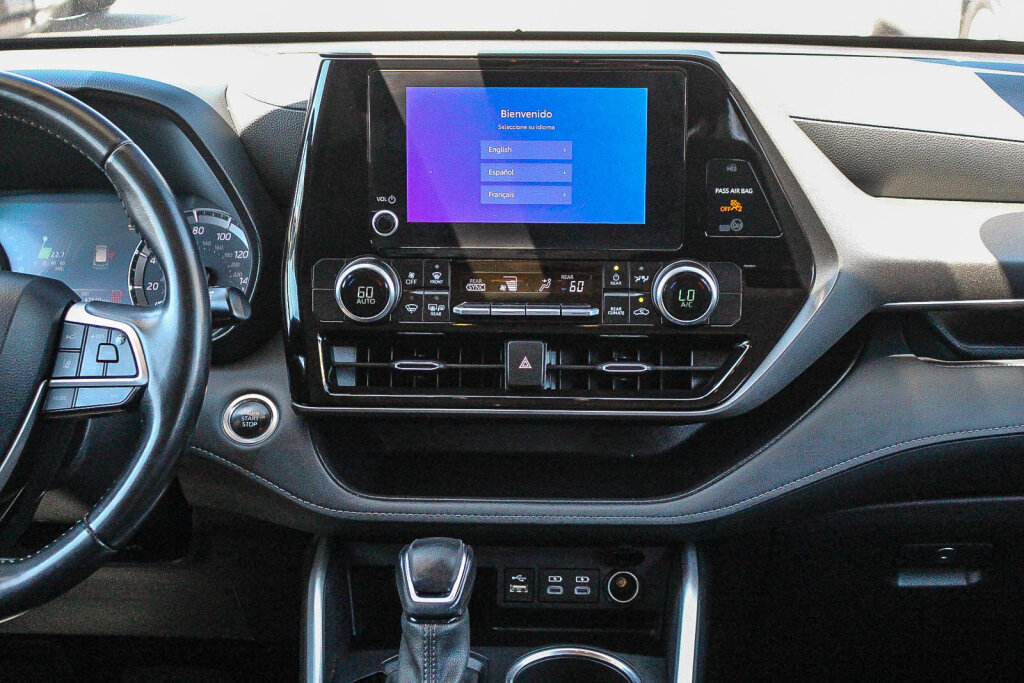 Certified 2025 Toyota Highlander LE FWD image 3