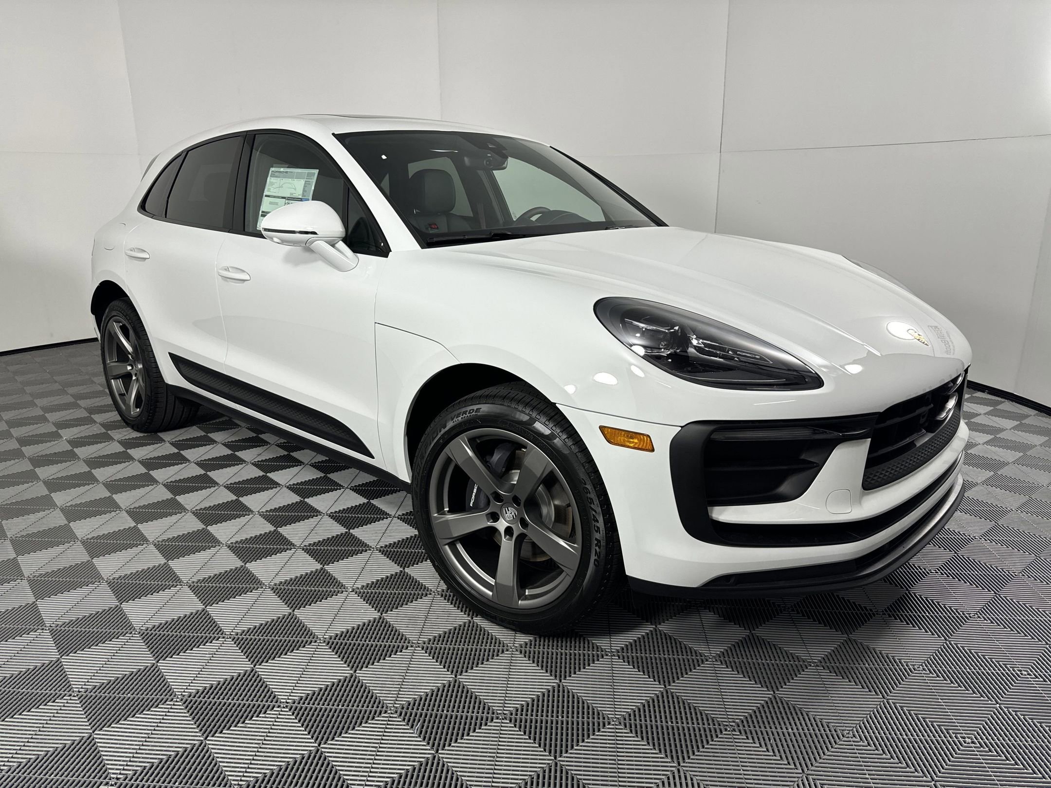 Used 2025 Porsche Macan image 7
