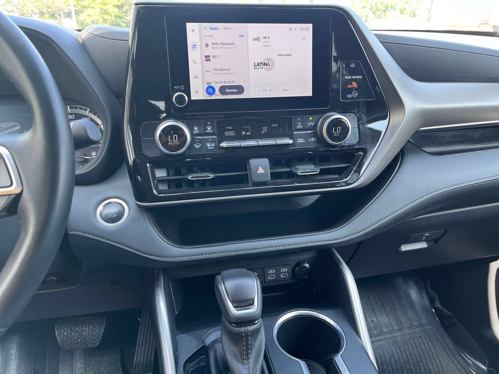 Used 2025 Toyota Highlander LE FWD image 16